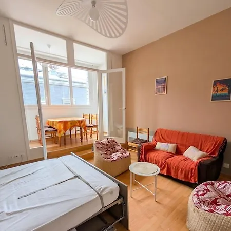 Centrally Located 50m From The شقة *