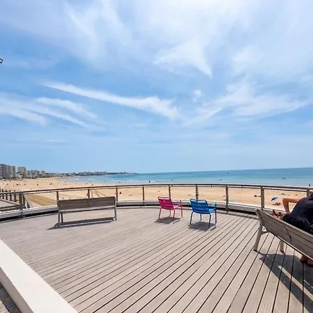 Centrally Located 50m From The شقة